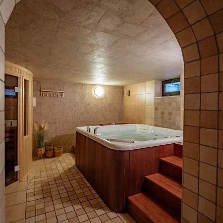 Apolonia Jacuzzi & Sauna Bed & Breakfast
