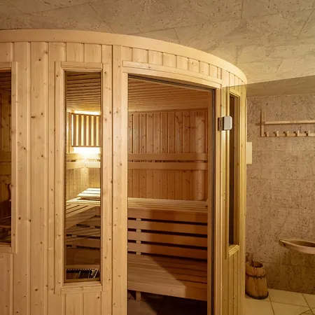 Apolonia Jacuzzi & Sauna Bed & Breakfast 3*